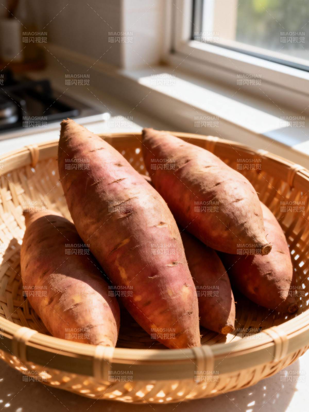红薯篮中静待烹煮图片