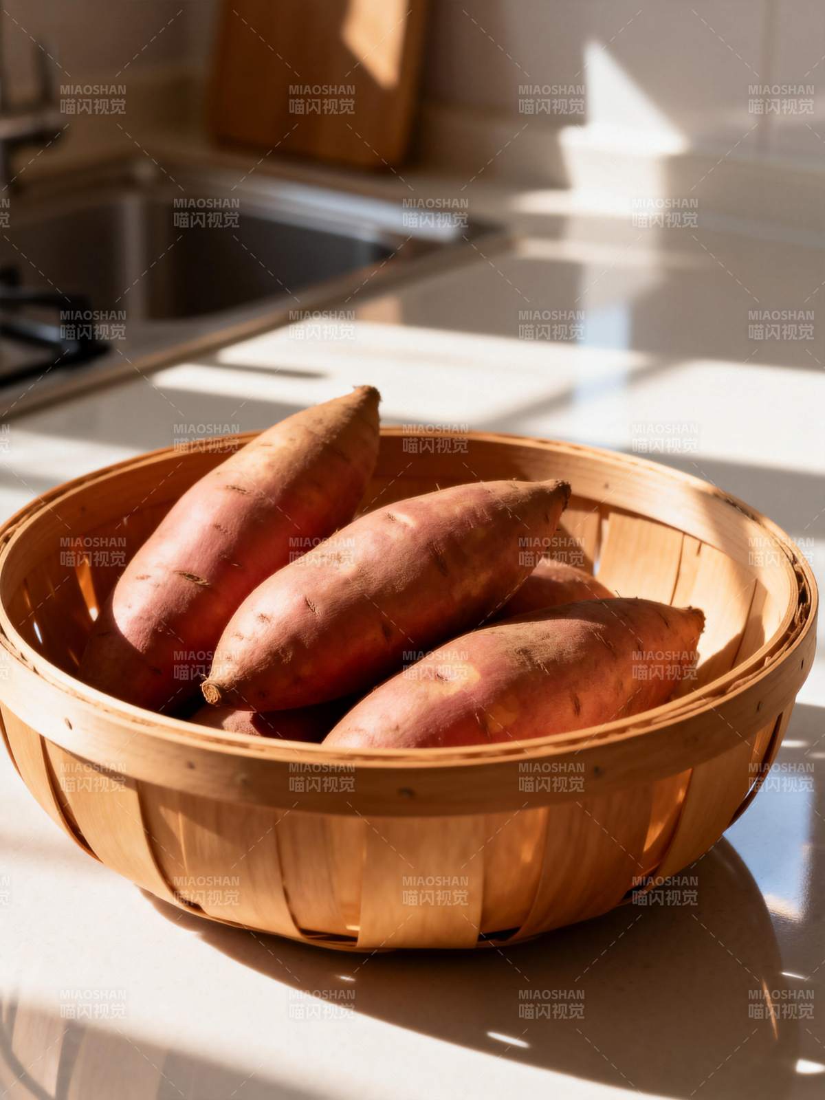 阳光下的红薯篮图片