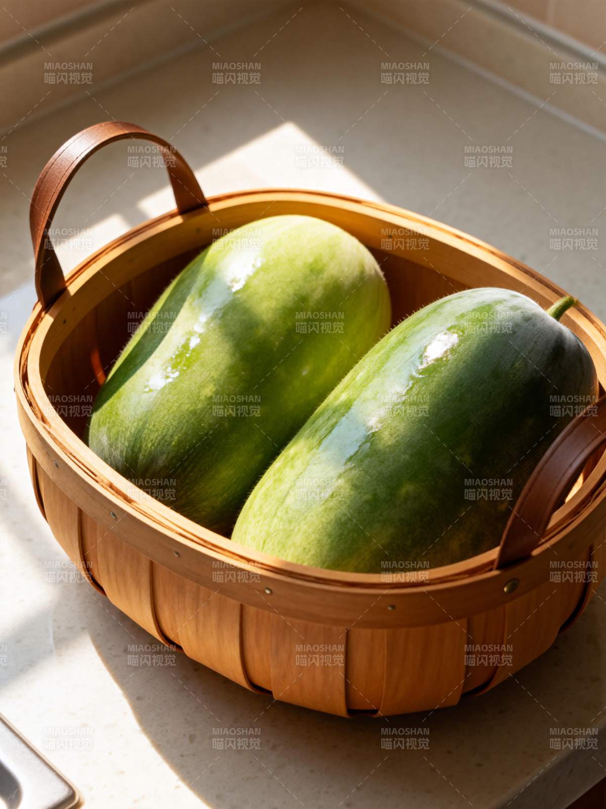 篮中双瓜 绿意盎然图片