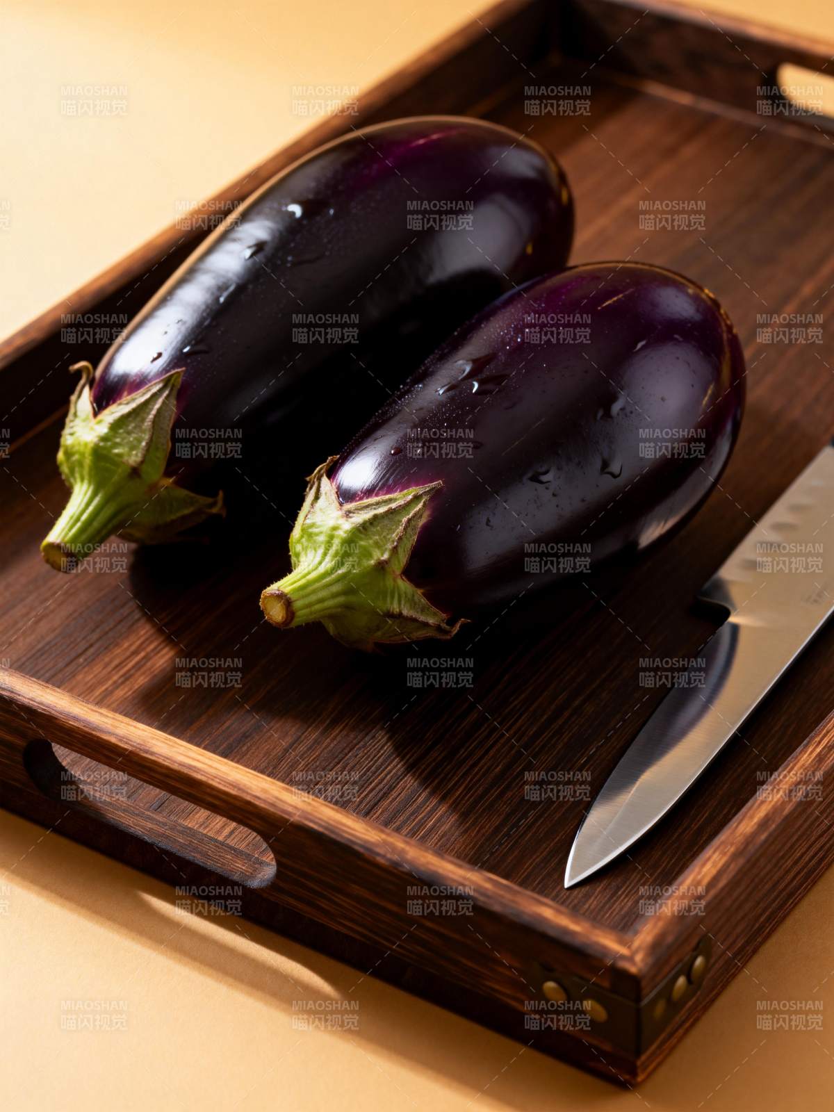 茄子与刀具静置木盘图片