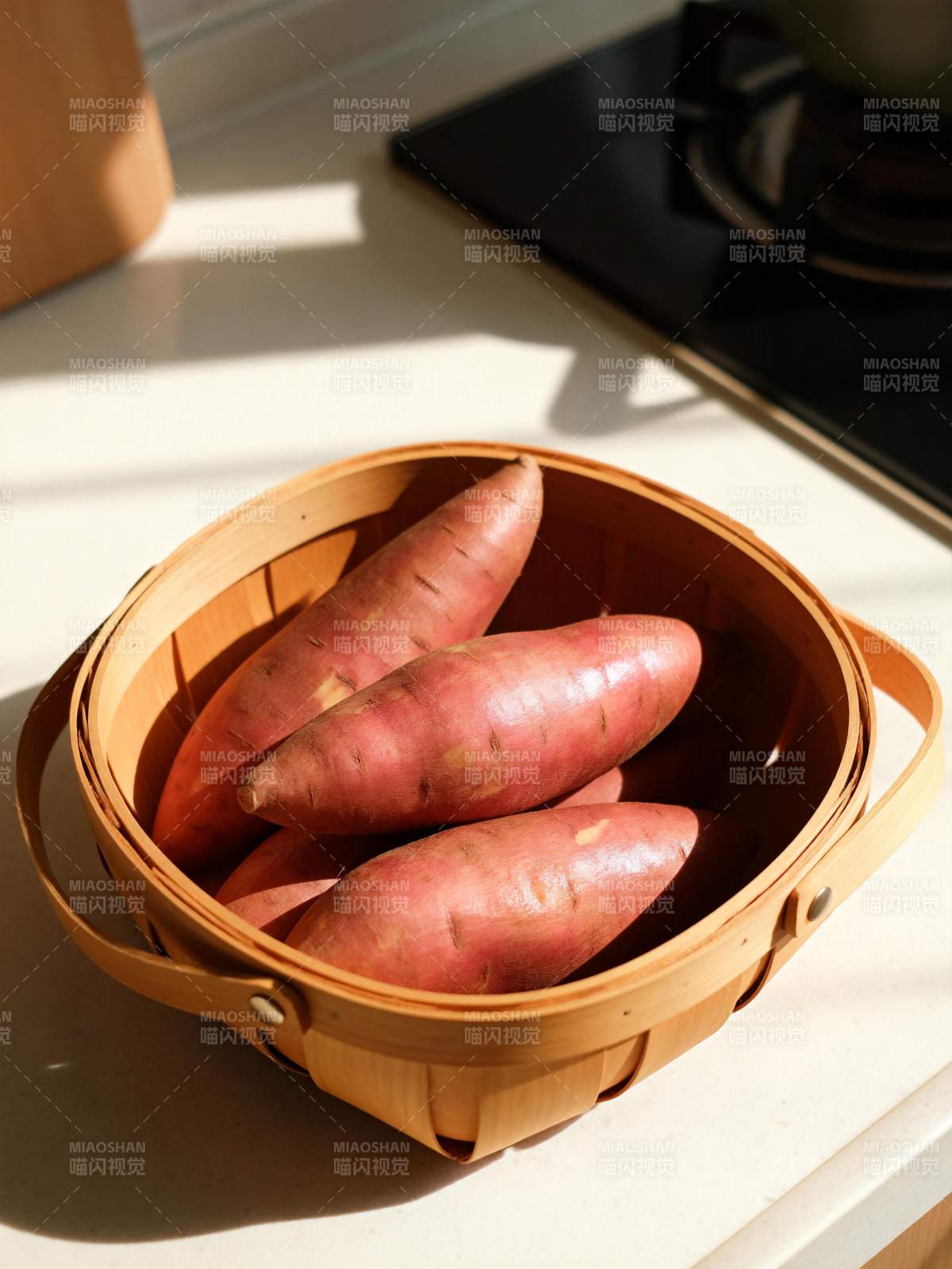 篮中红薯静享阳光图片