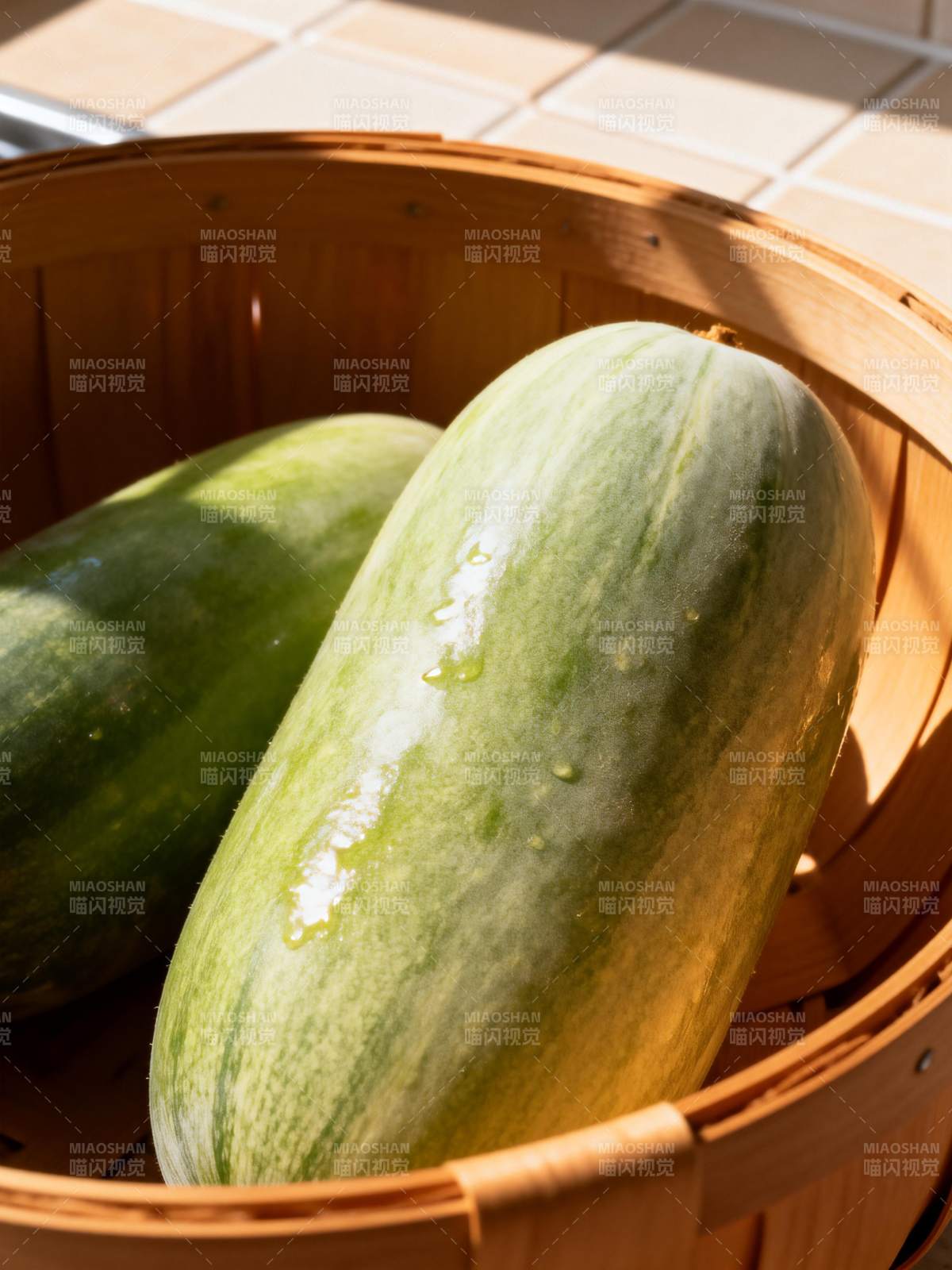 新鲜冬瓜置于竹篮图片