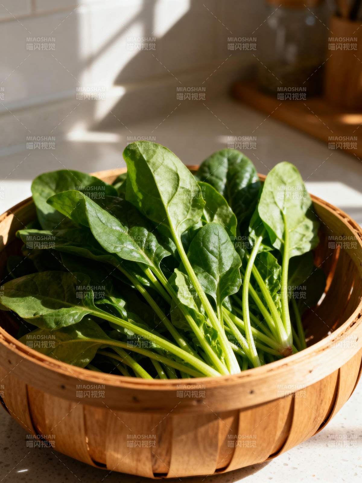 新鲜菠菜篮图片