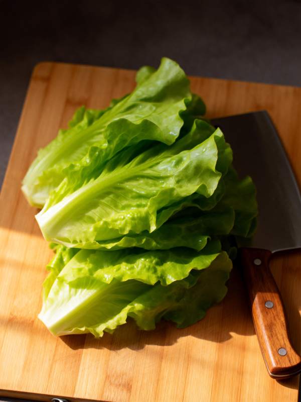 新鲜生菜切配中图片