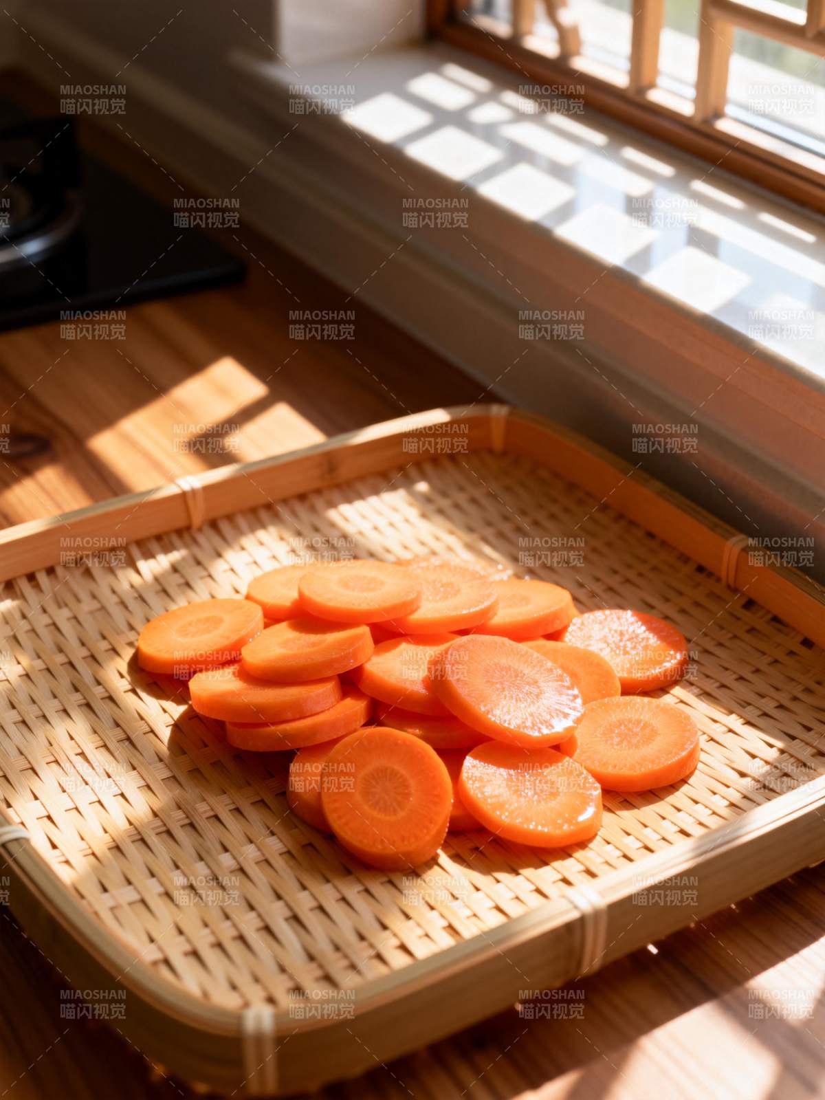 阳光下的胡萝卜片图片