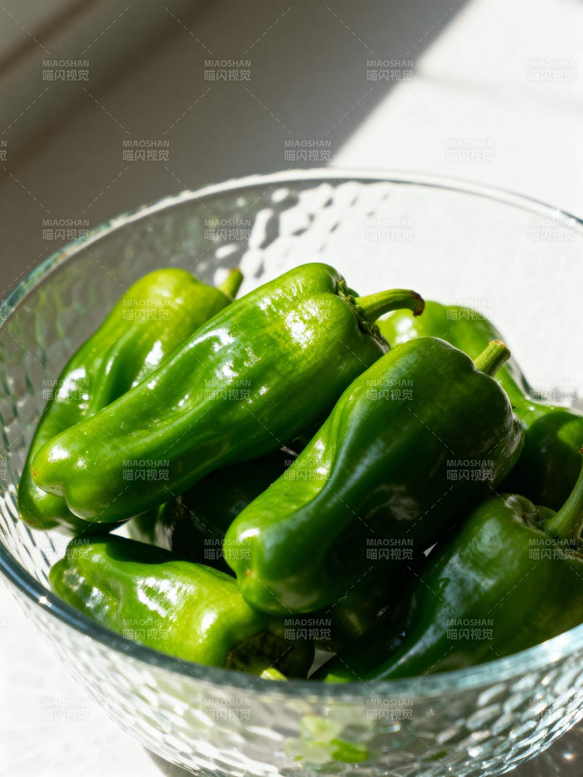 青椒满碗绿意浓图片