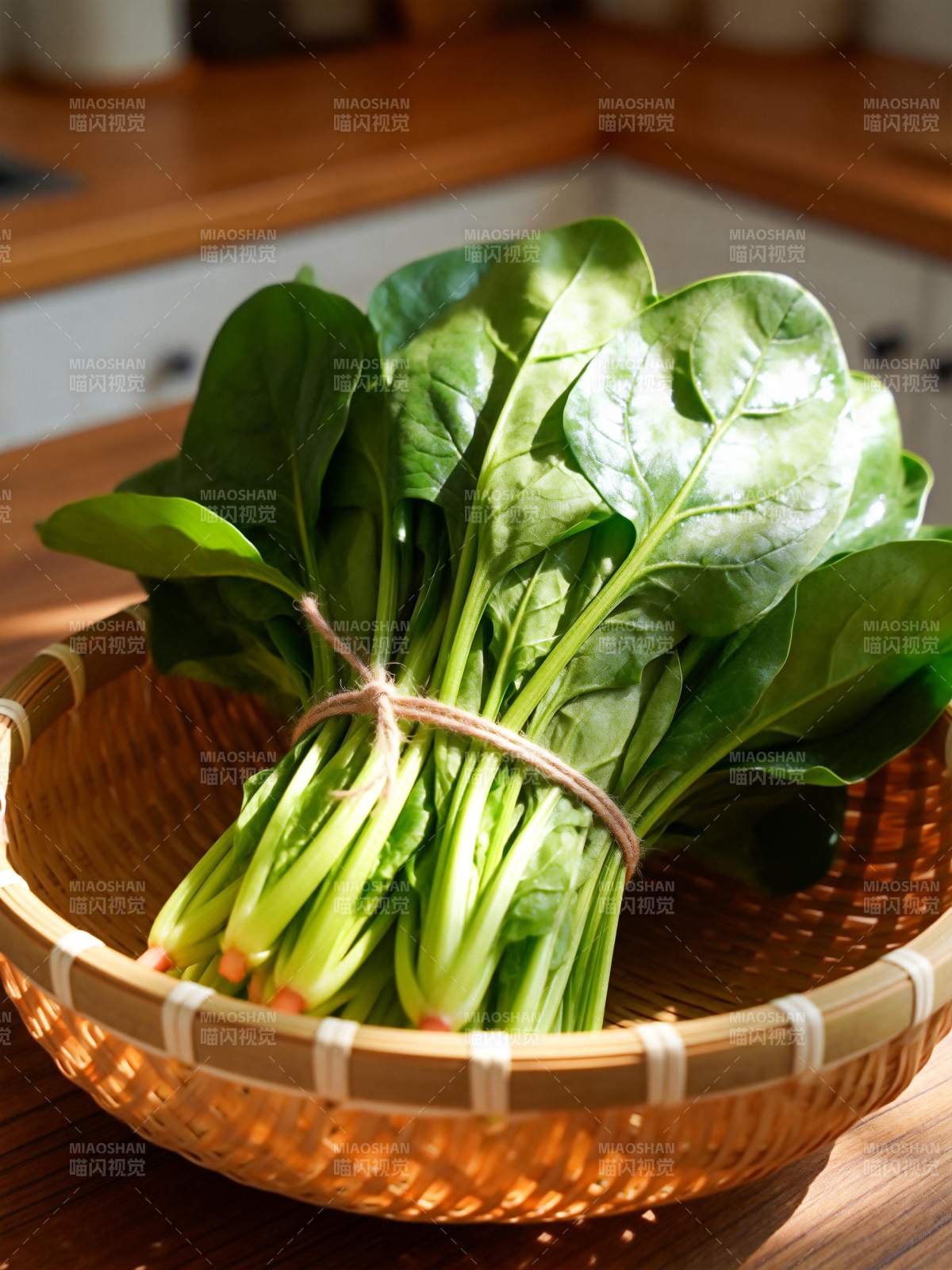 新鲜菠菜束图片