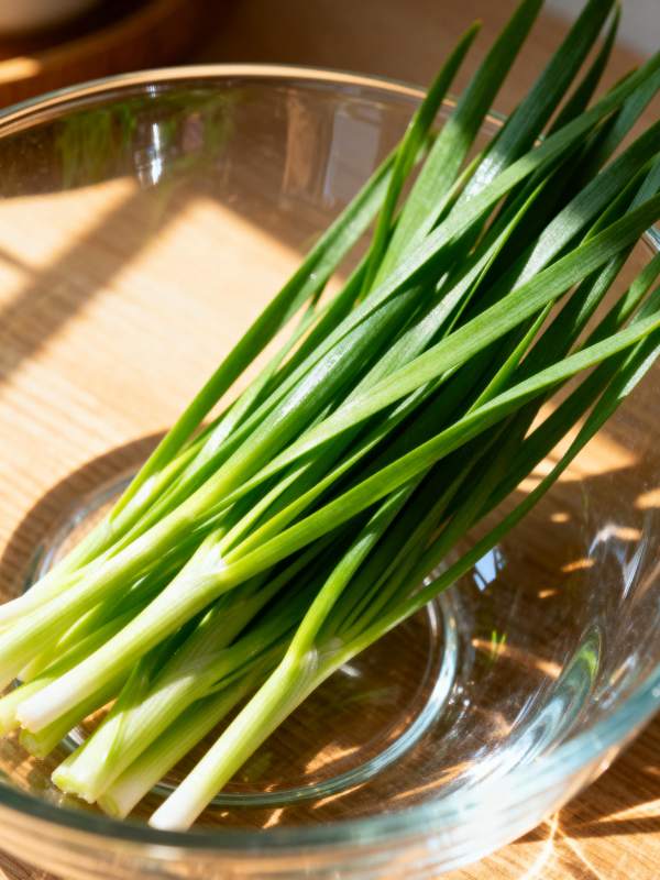 青葱静置于玻璃碗中图片