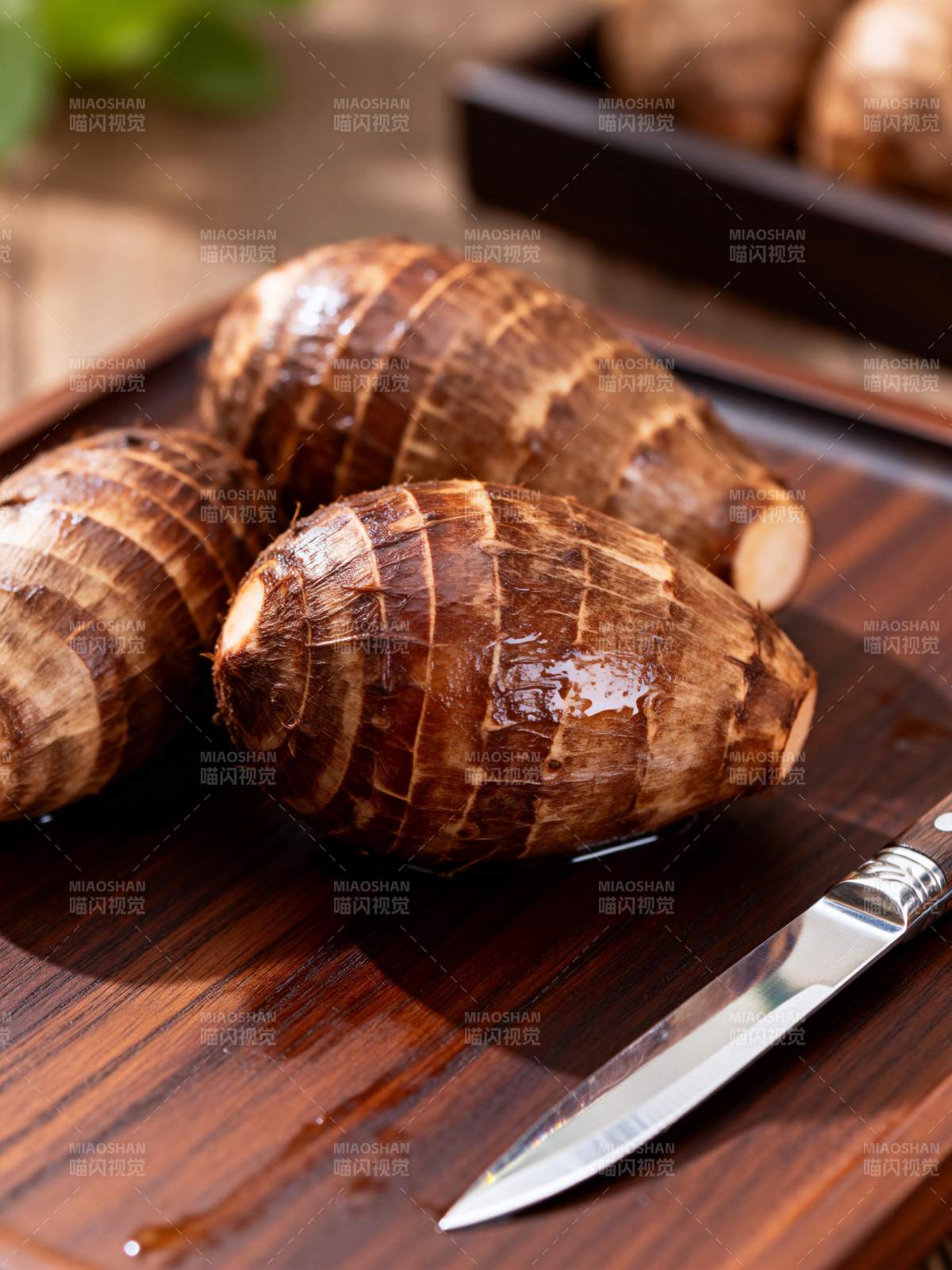 新鲜芋头静待切削图片