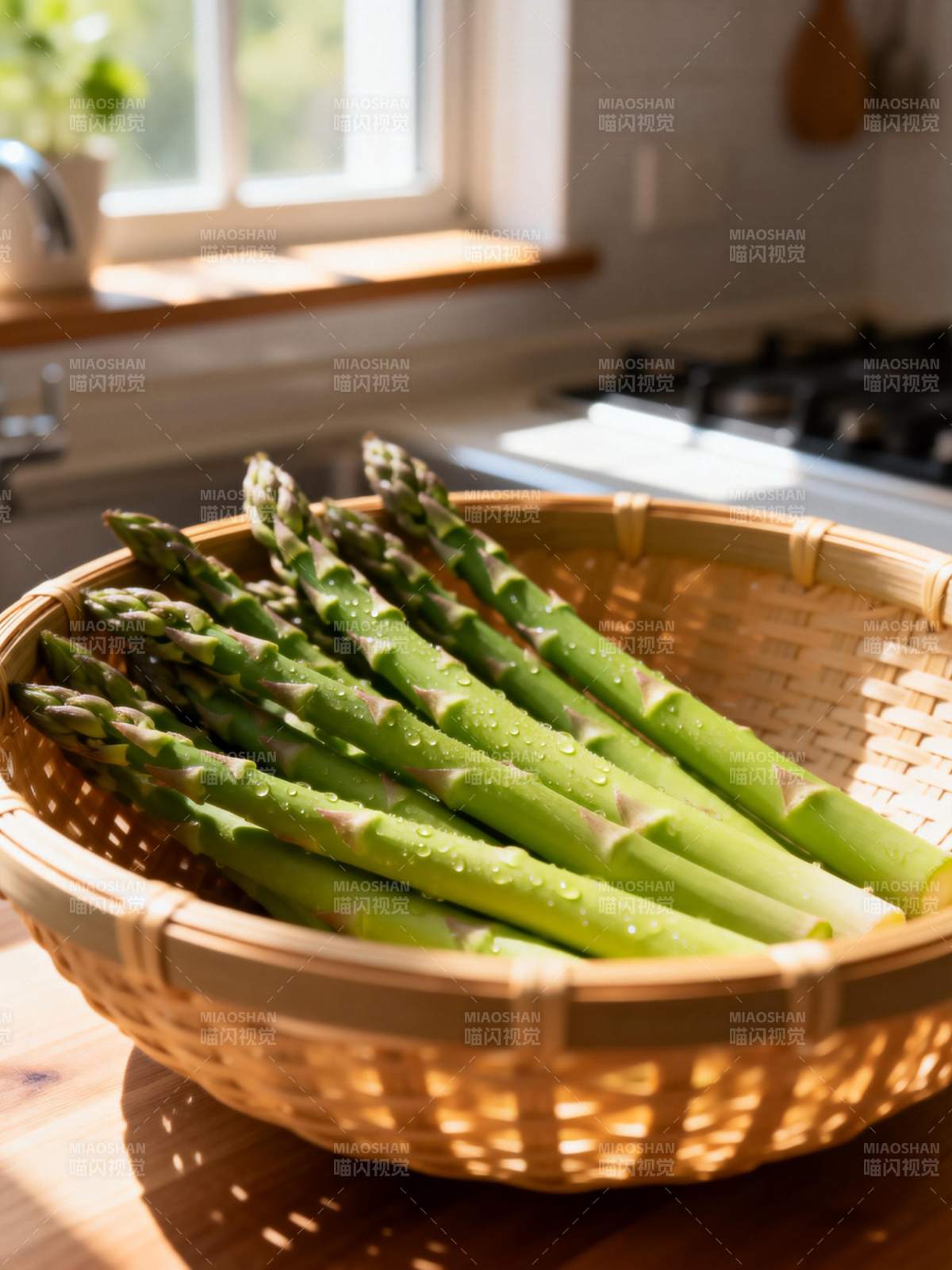 新鲜芦笋篮中静置图片