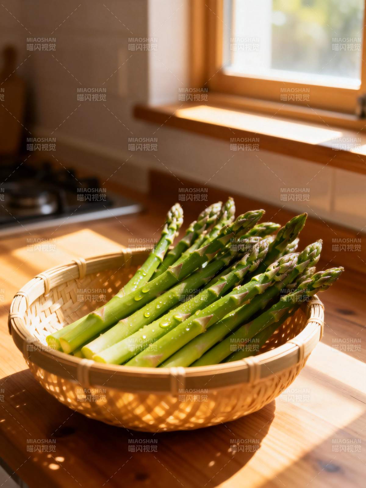 鲜嫩芦笋静置篮中图片