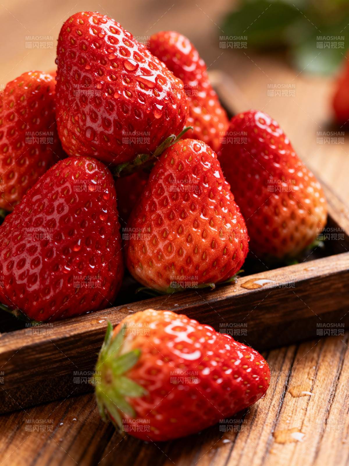 鲜红草莓堆叠木盘图片