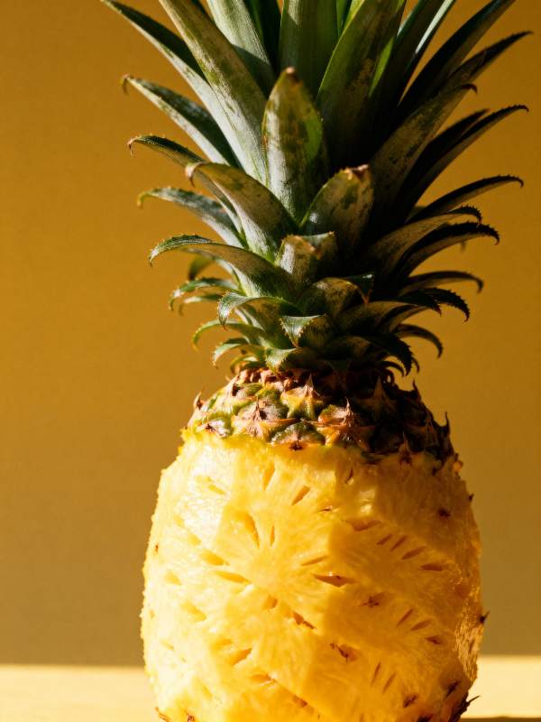 金黄菠萝静置图片