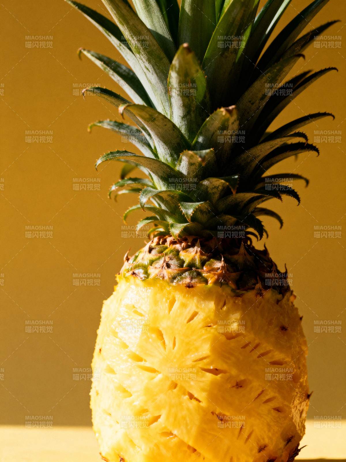金黄菠萝静置图片
