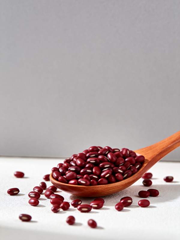 红小豆盛于木勺图片
