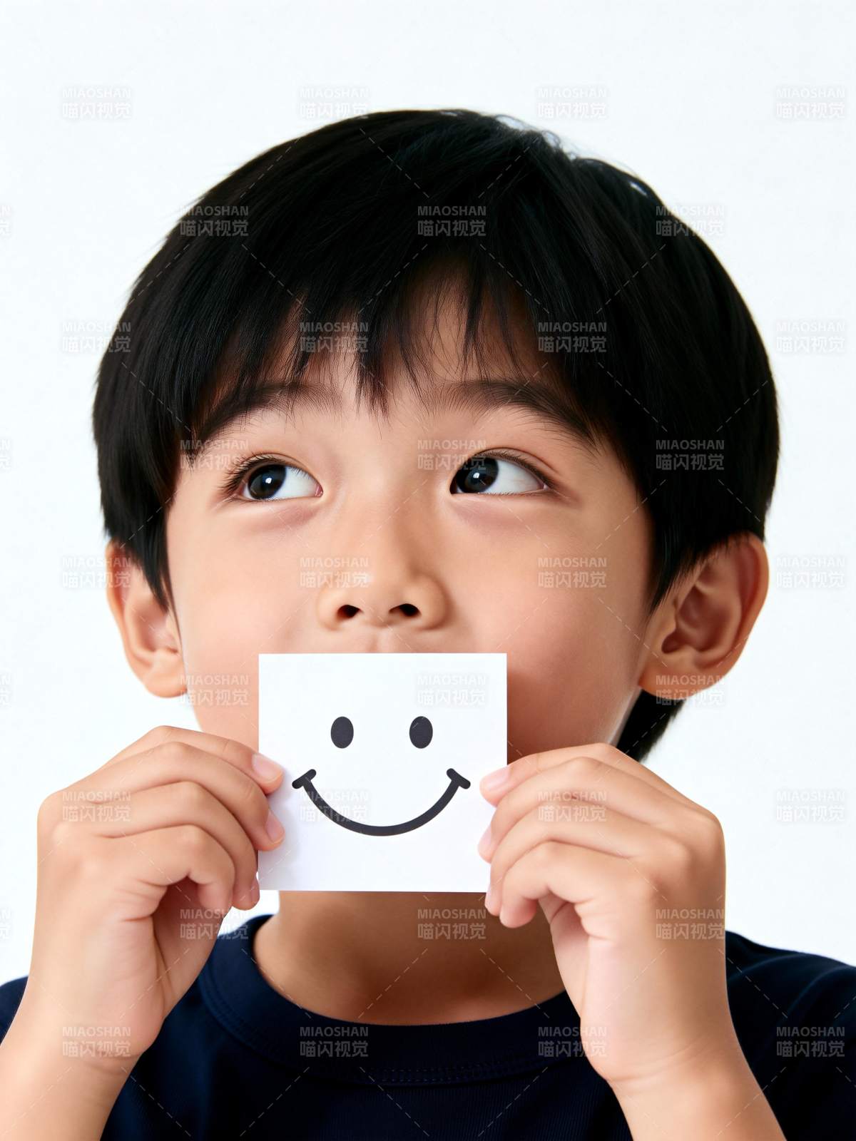 笑脸遮面的小男孩图片