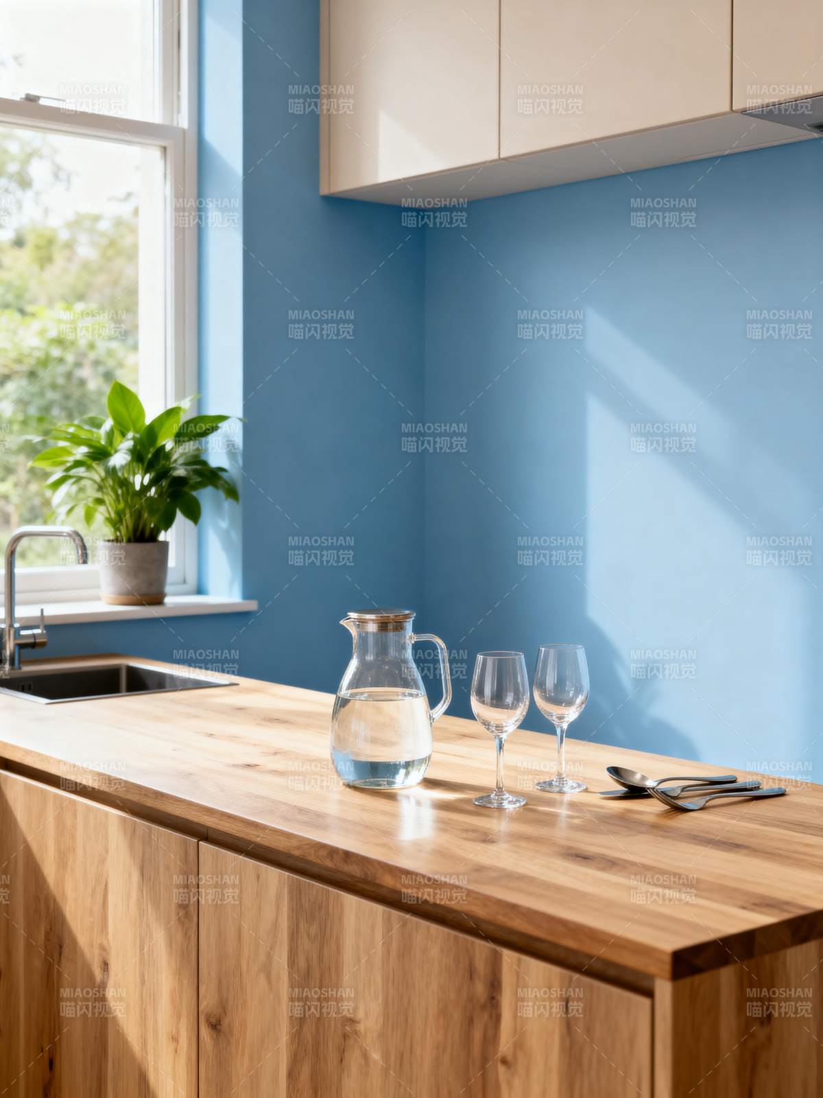 蓝墙木柜厨房一角图片