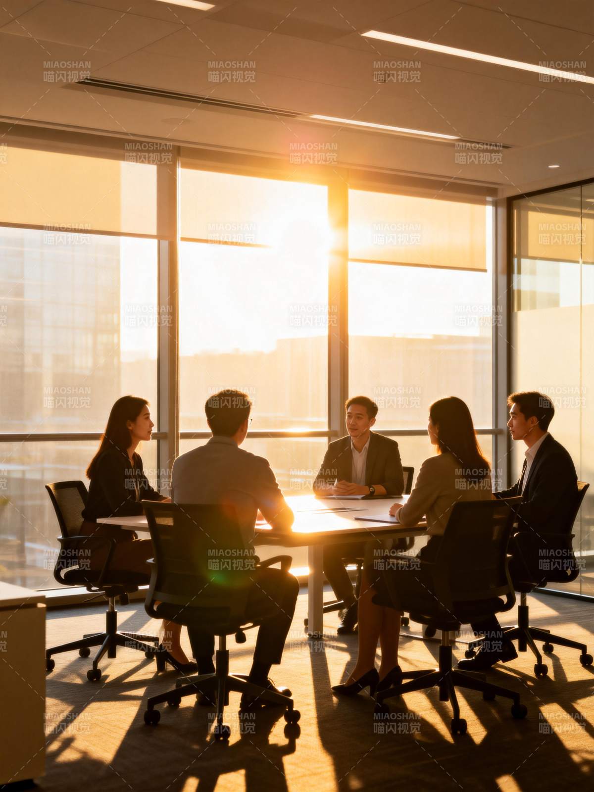 夕阳下的会议时刻图片