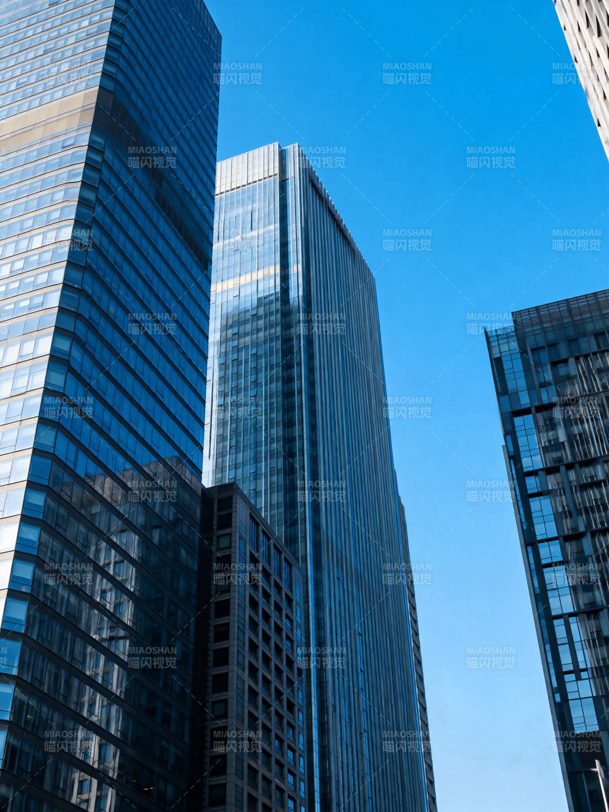 城市高楼仰望图片