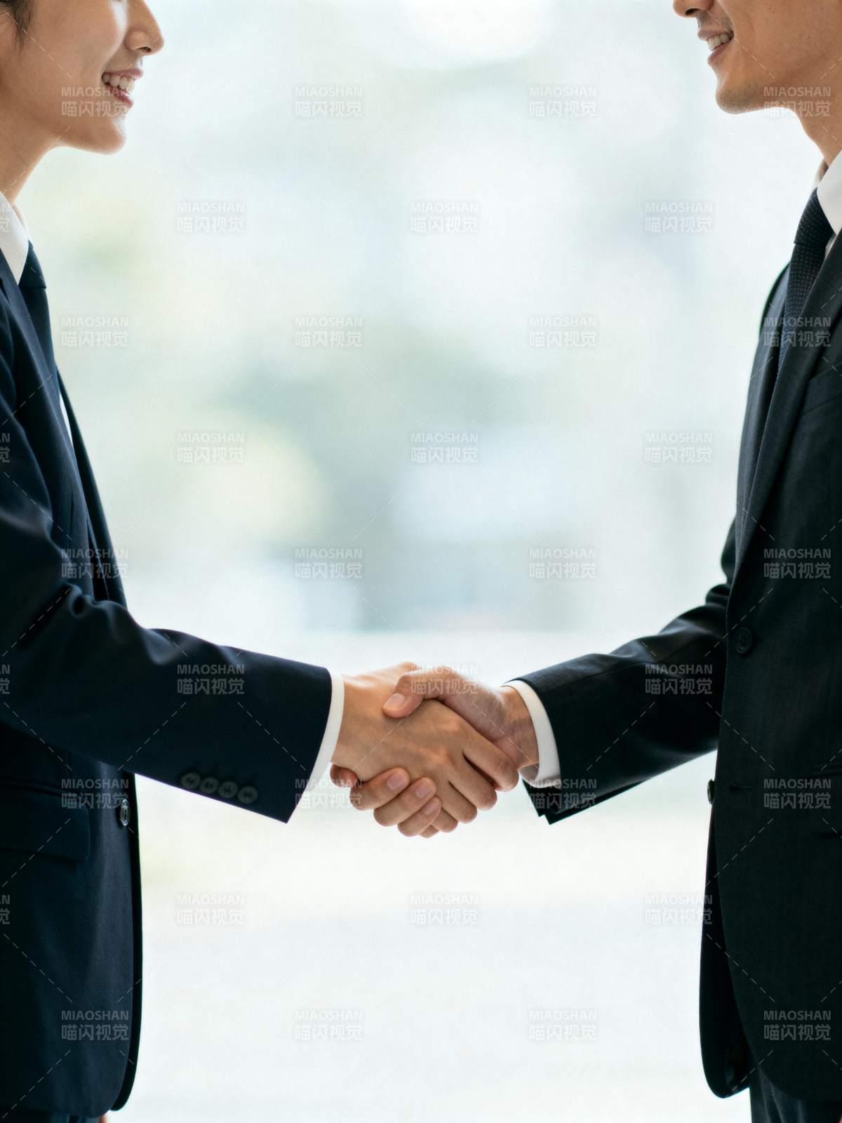 商务握手合作瞬间图片