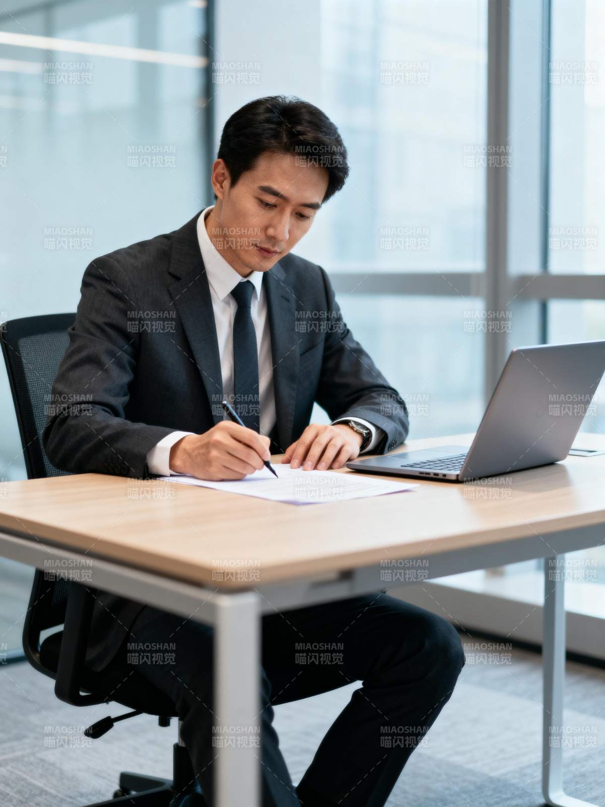 商务人士办公写文件图片