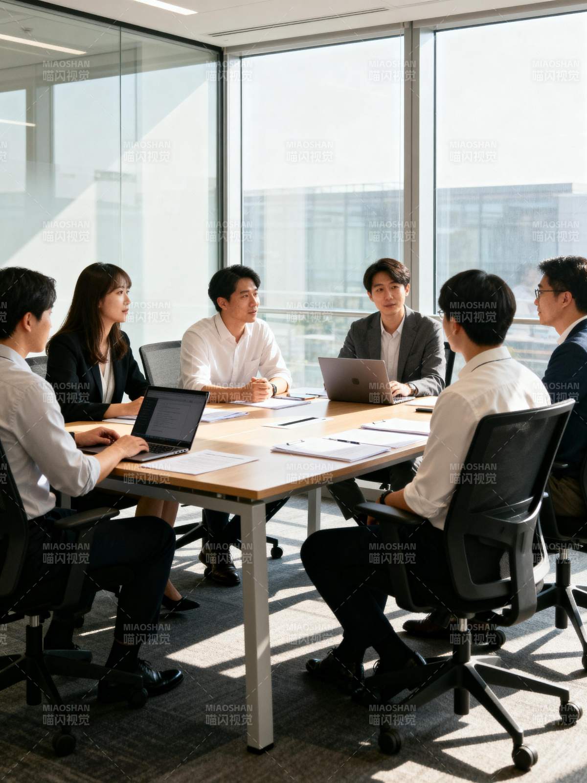 商务会议进行中图片