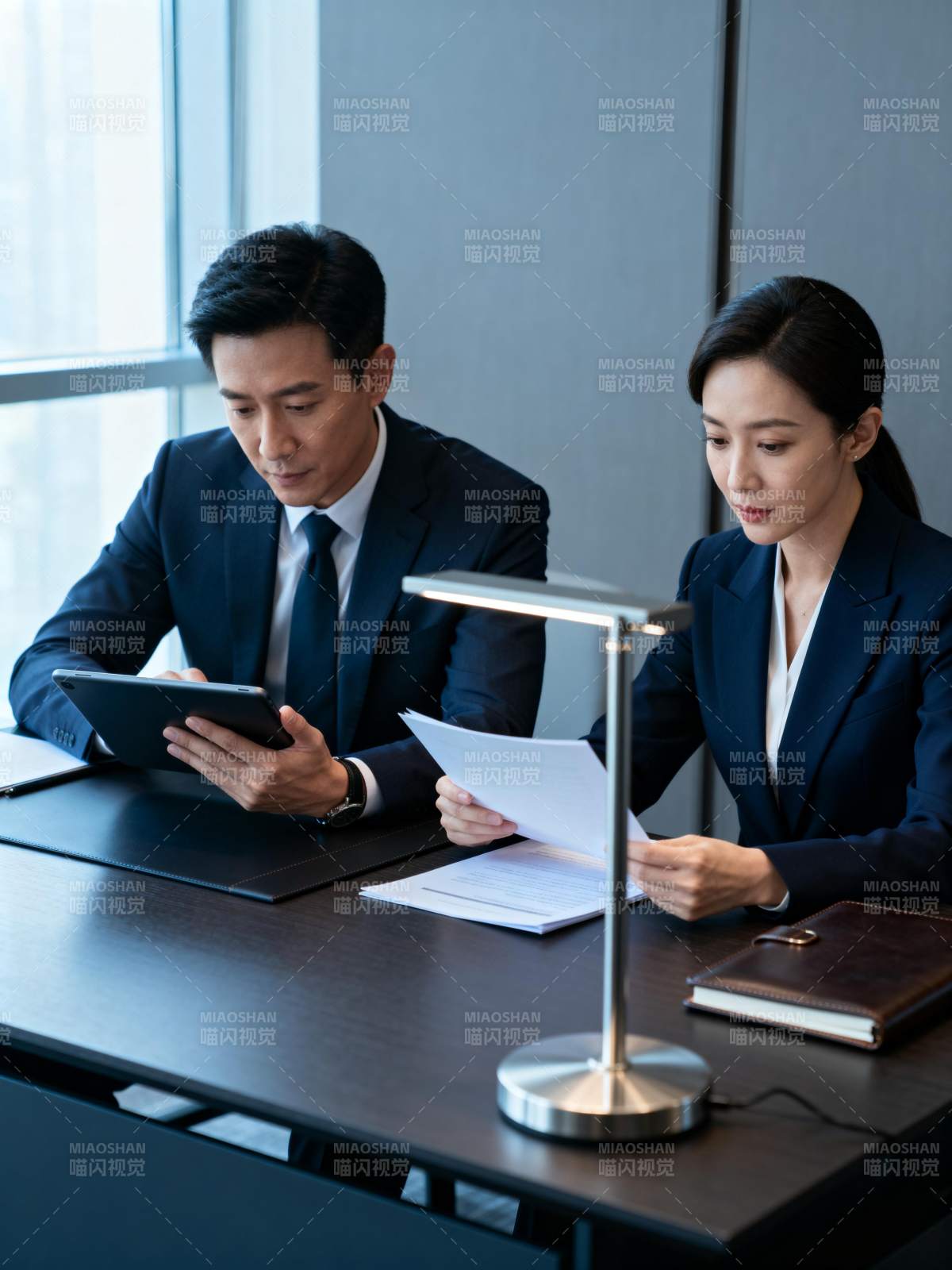 商务人士专注工作图片