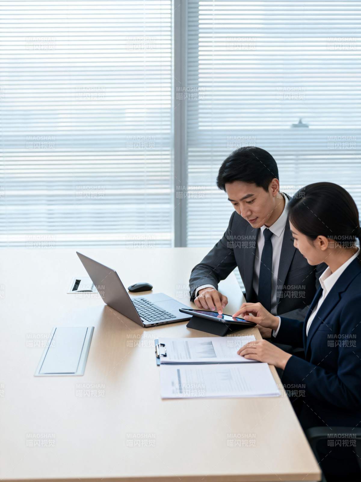 商务会议讨论中图片