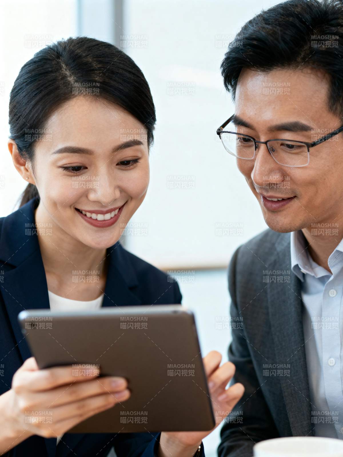 共赏平板微笑图片