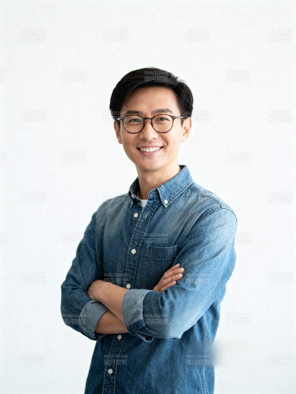 自信青年微笑照图片