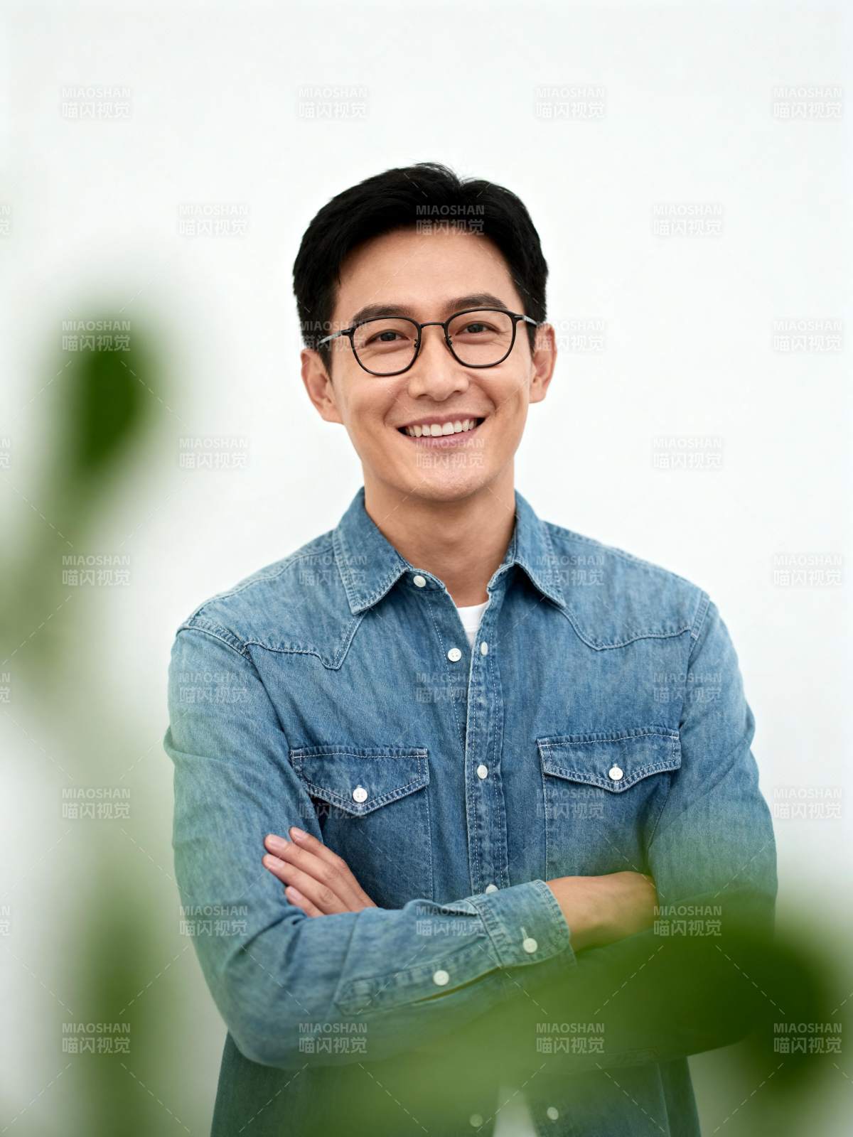 微笑青年 自信从容图片