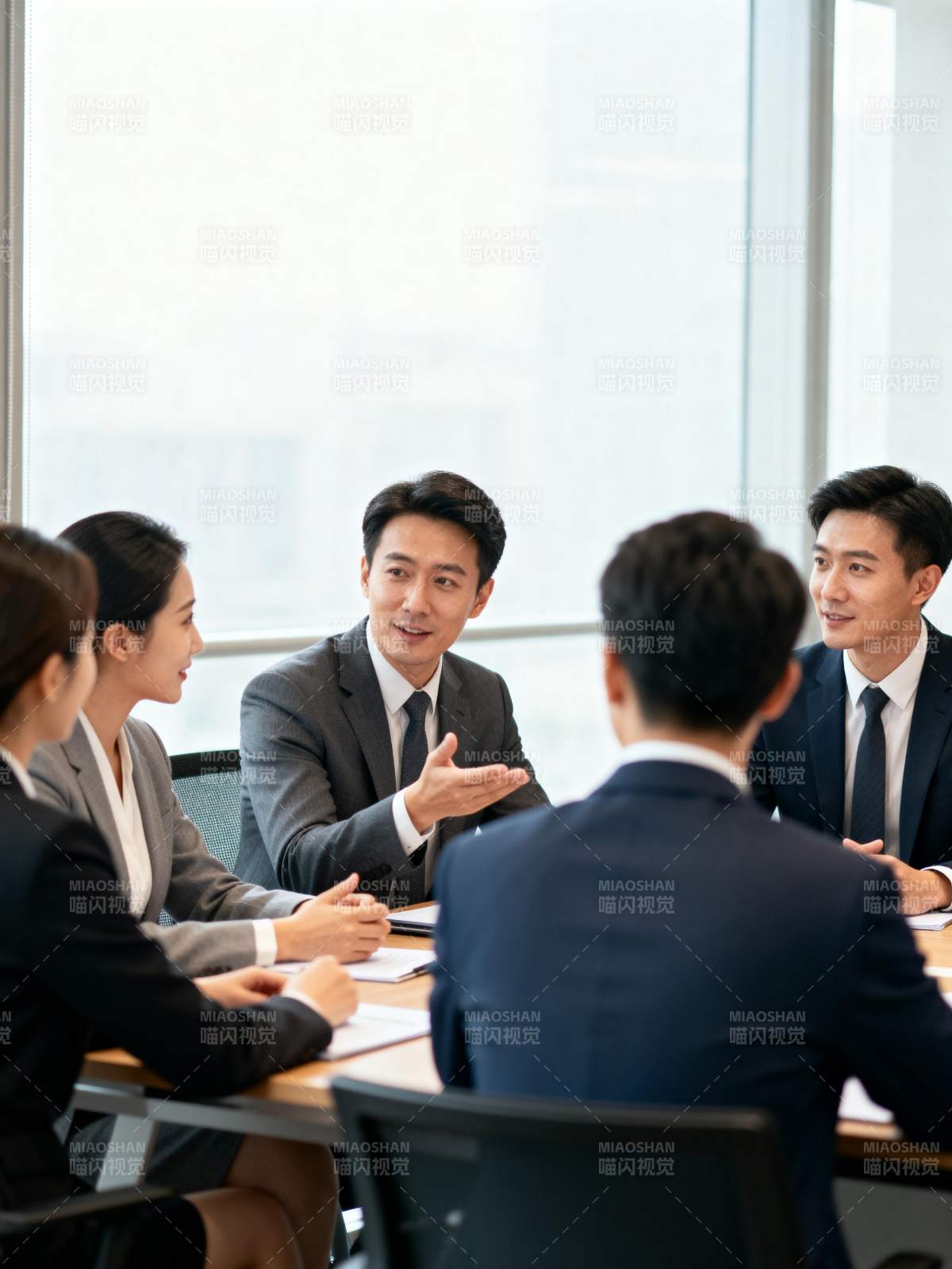 商务会议讨论中图片