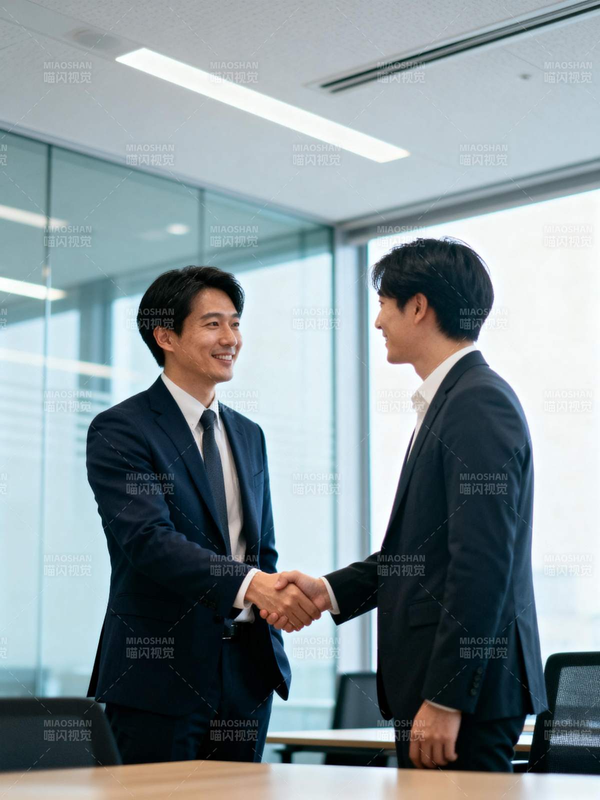商务握手合作图片