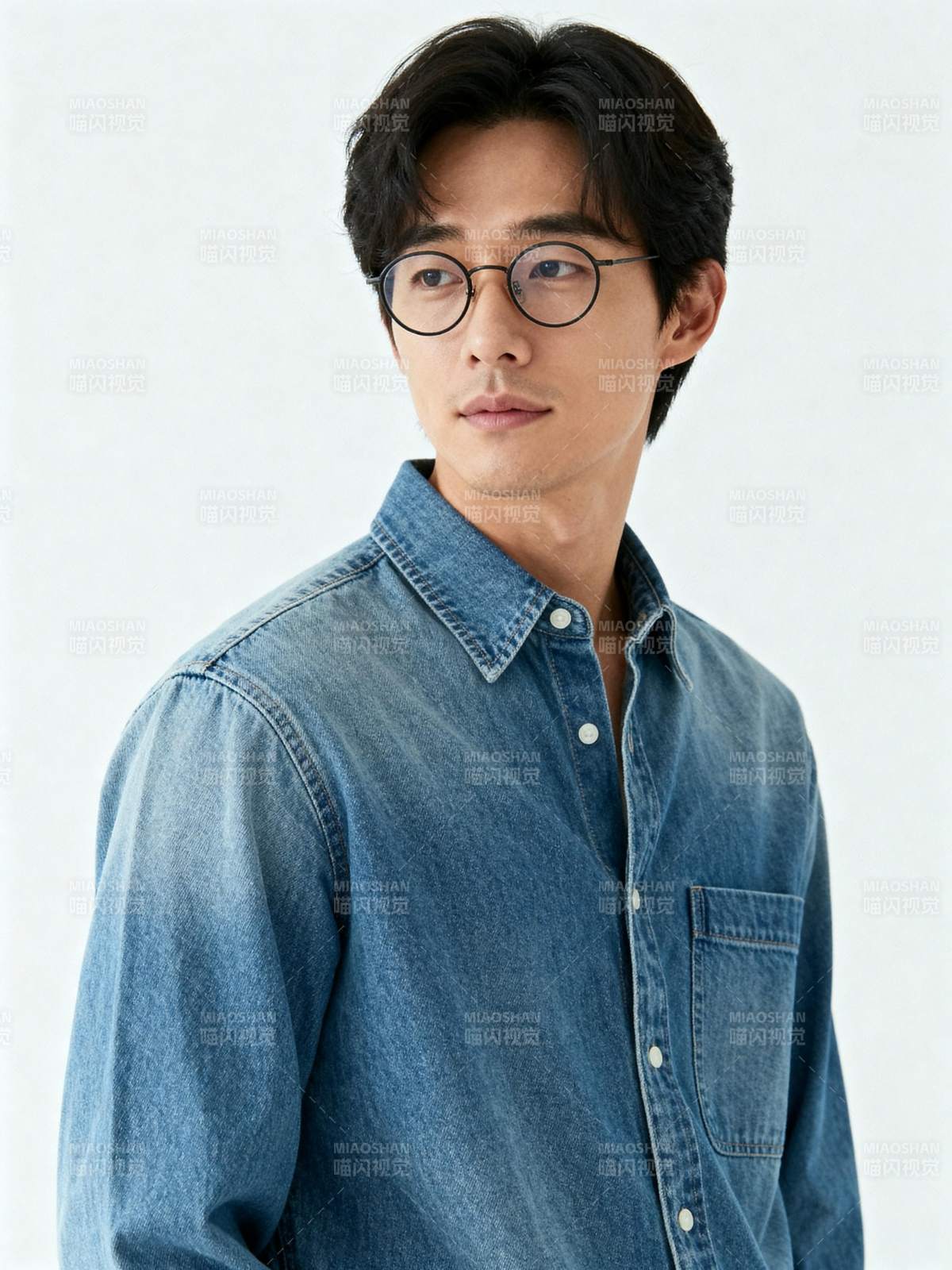 戴眼镜的男子身穿牛仔衬衫图片