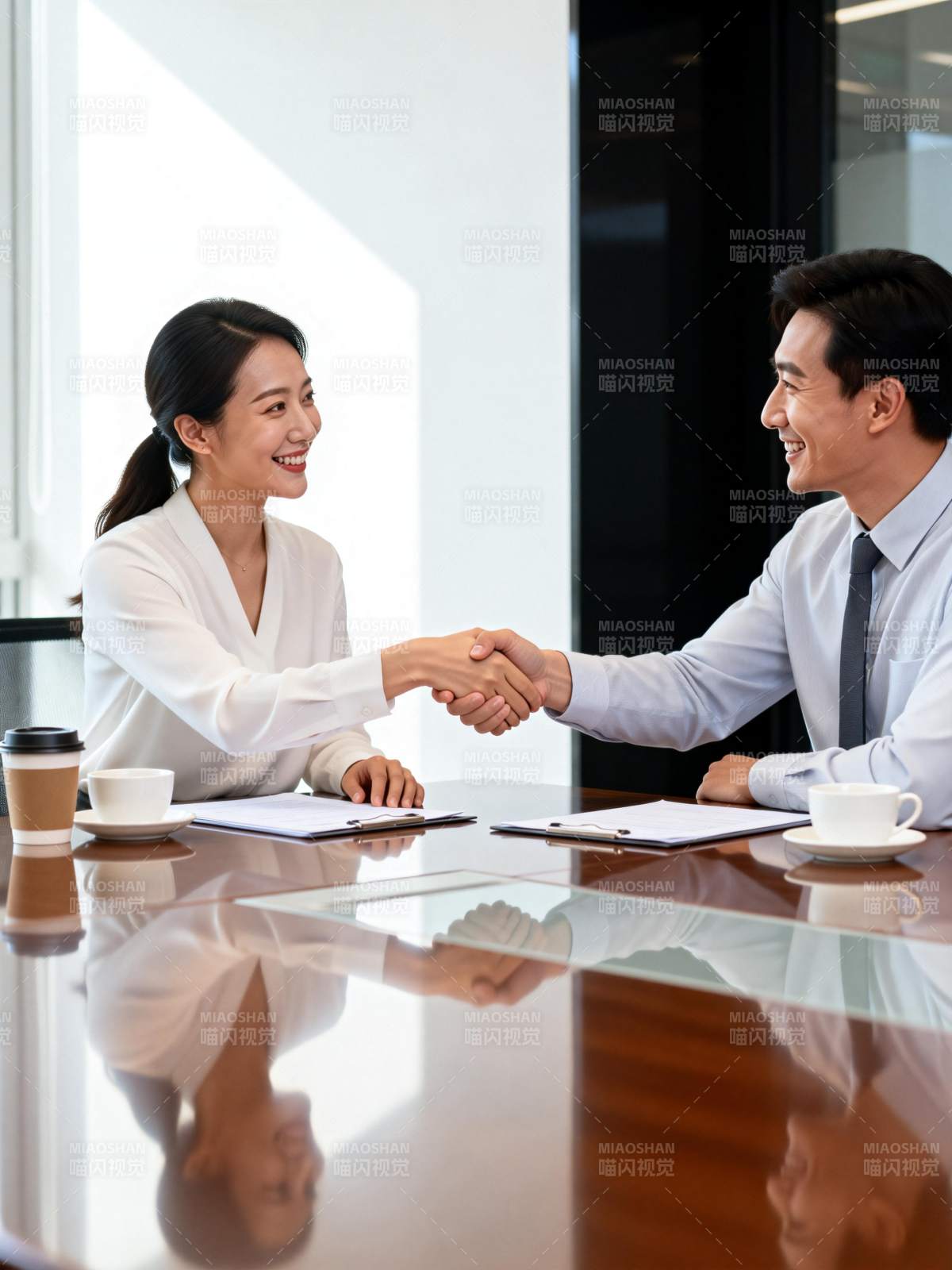 商务握手合作愉快图片