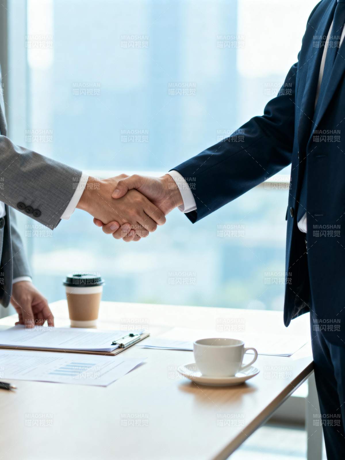 商务握手合作瞬间图片