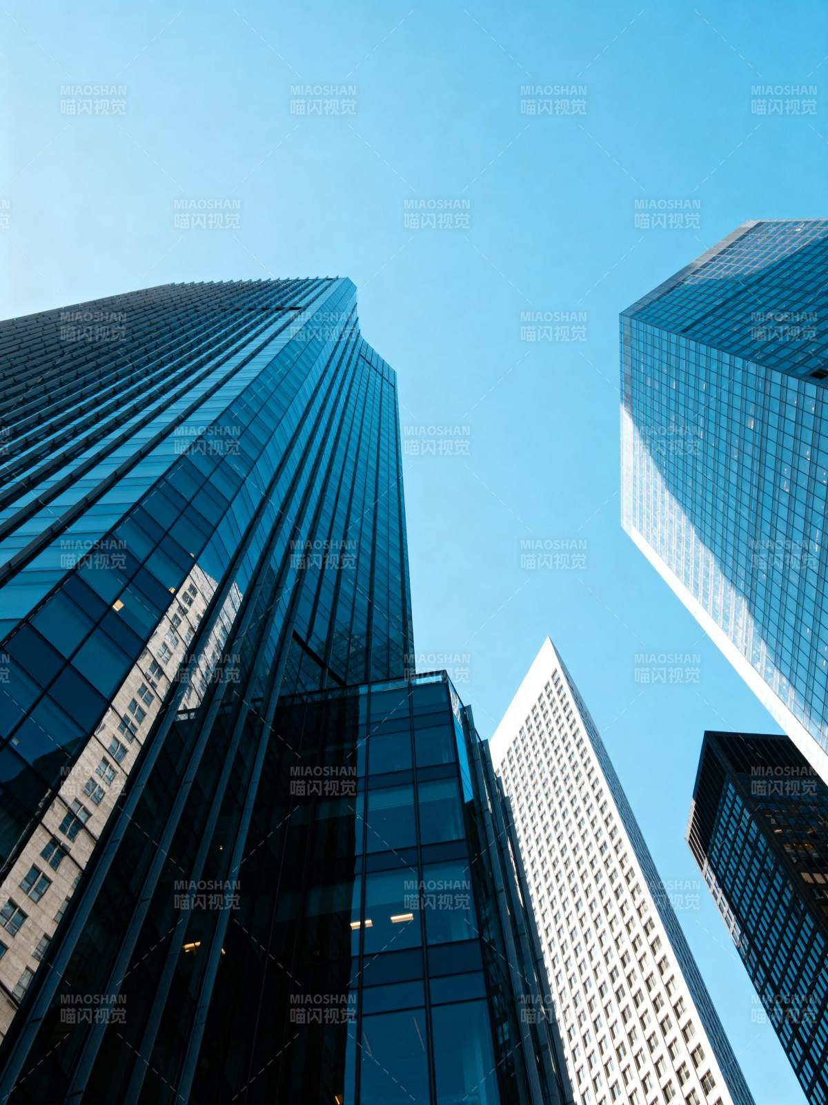 摩天大楼仰望蓝天图片