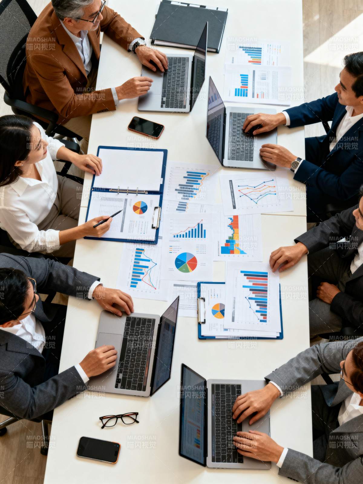 商务会议讨论分析图片
