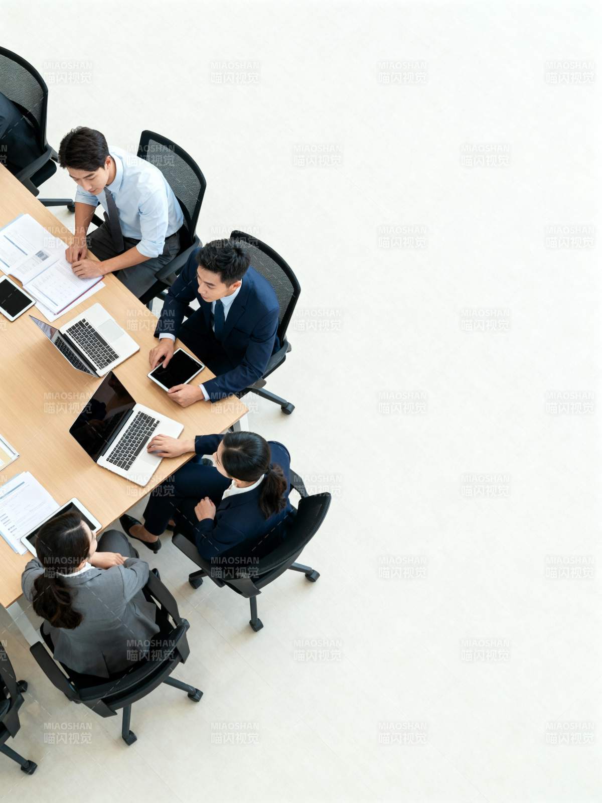 商务会议进行中图片