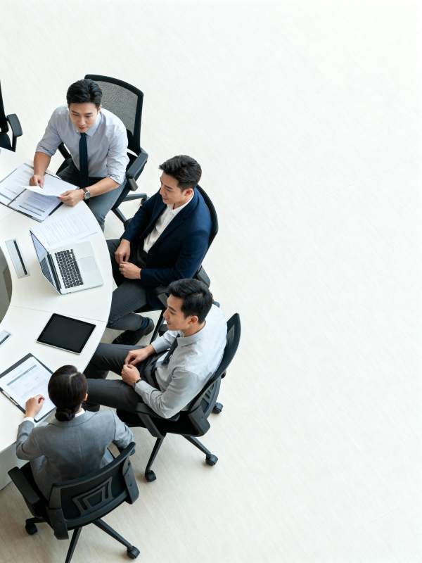 商务会议讨论中图片