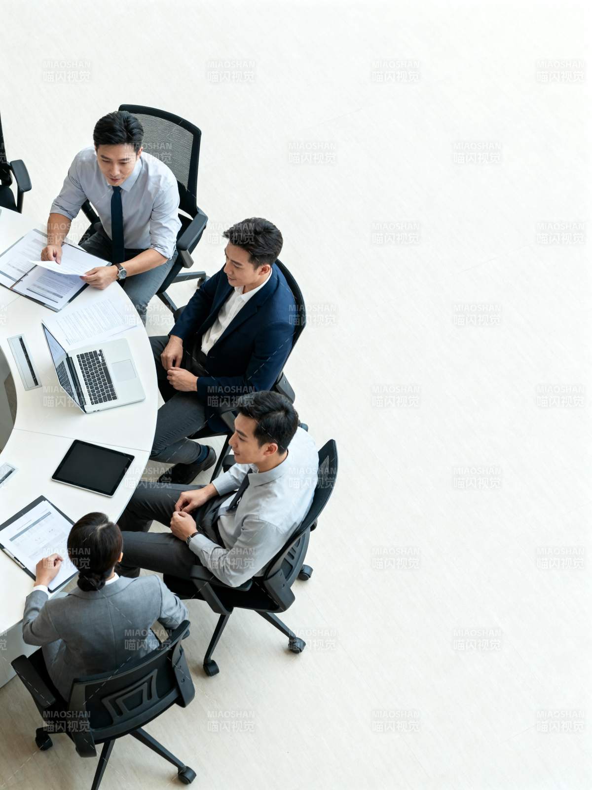 商务会议讨论中图片