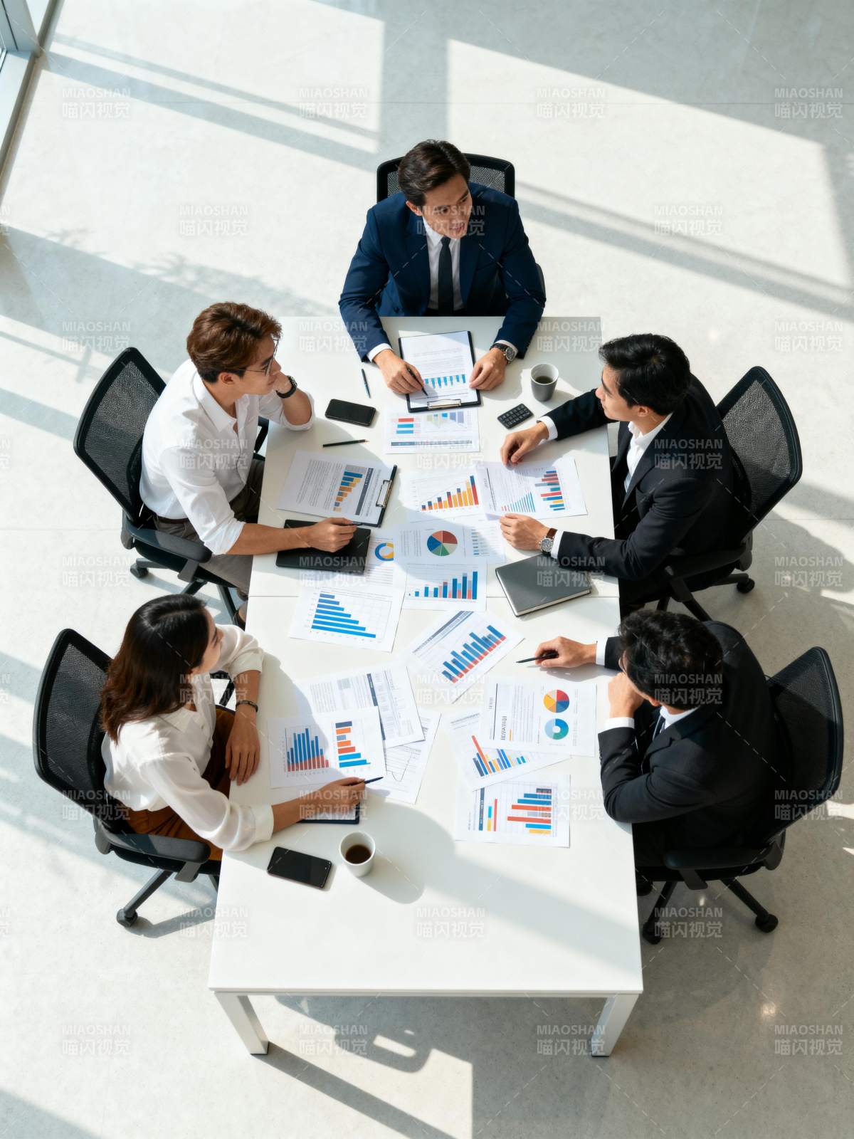 商务会议讨论中图片