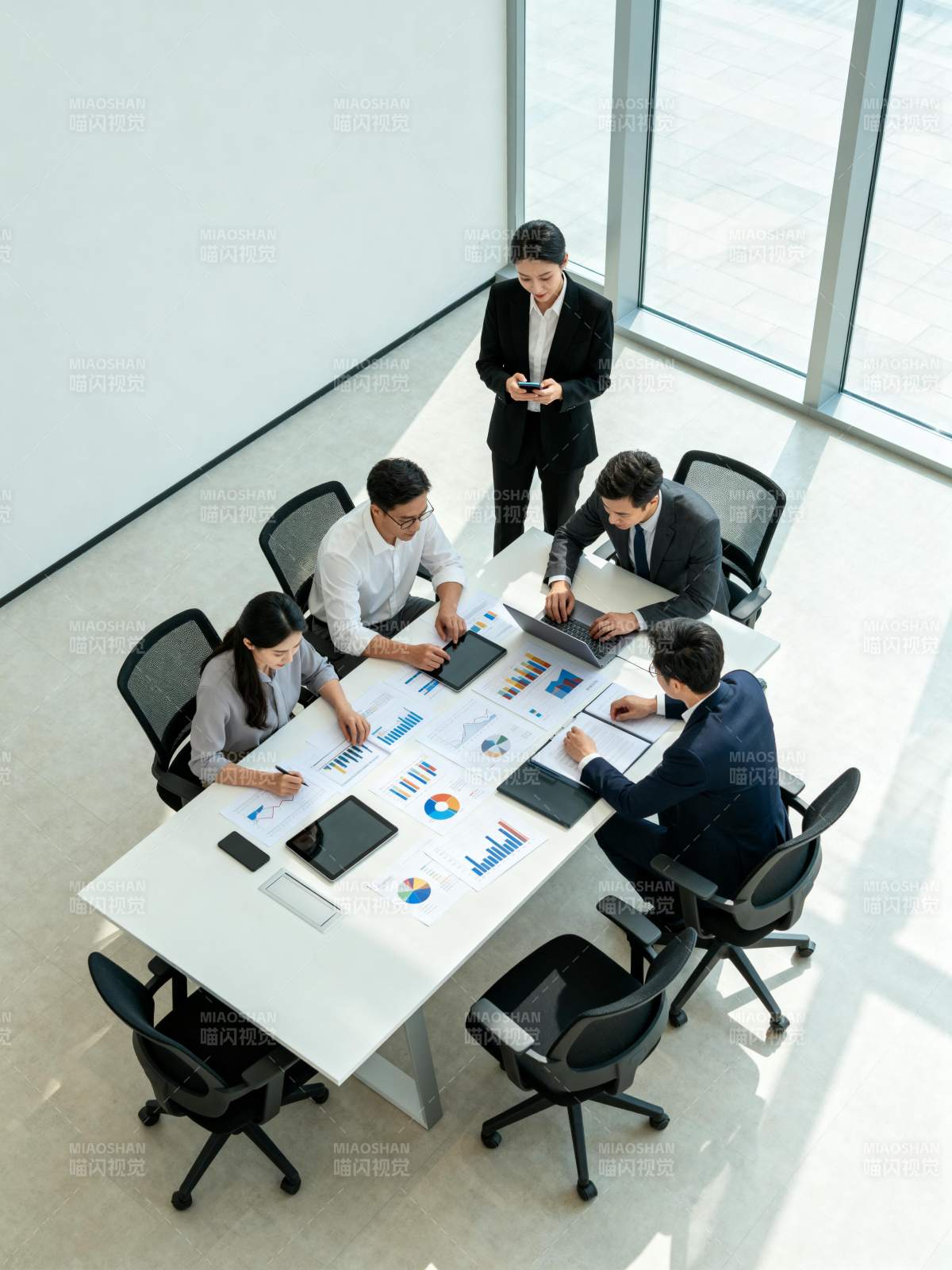 团队会议讨论中图片