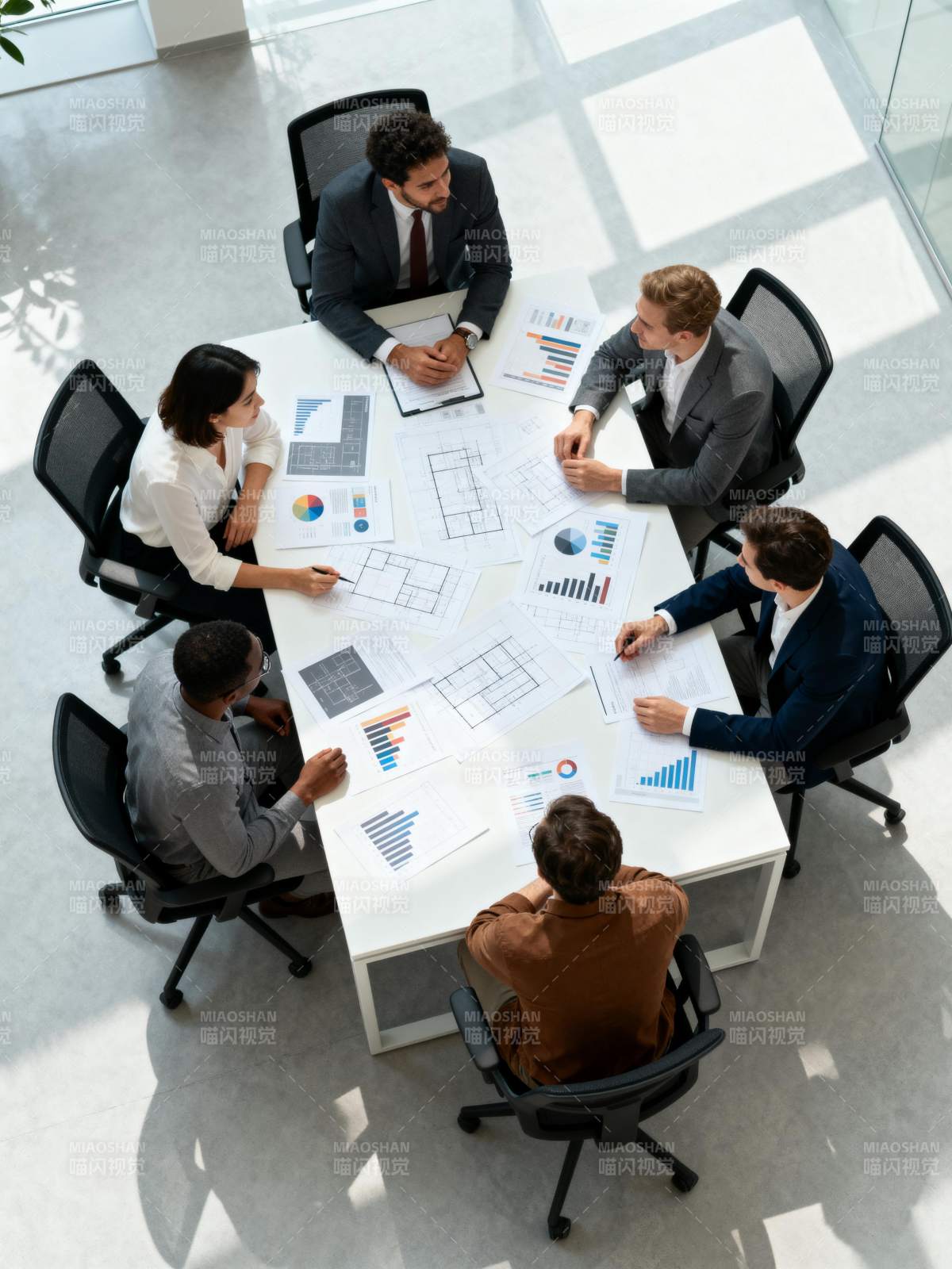 商务会议讨论中图片