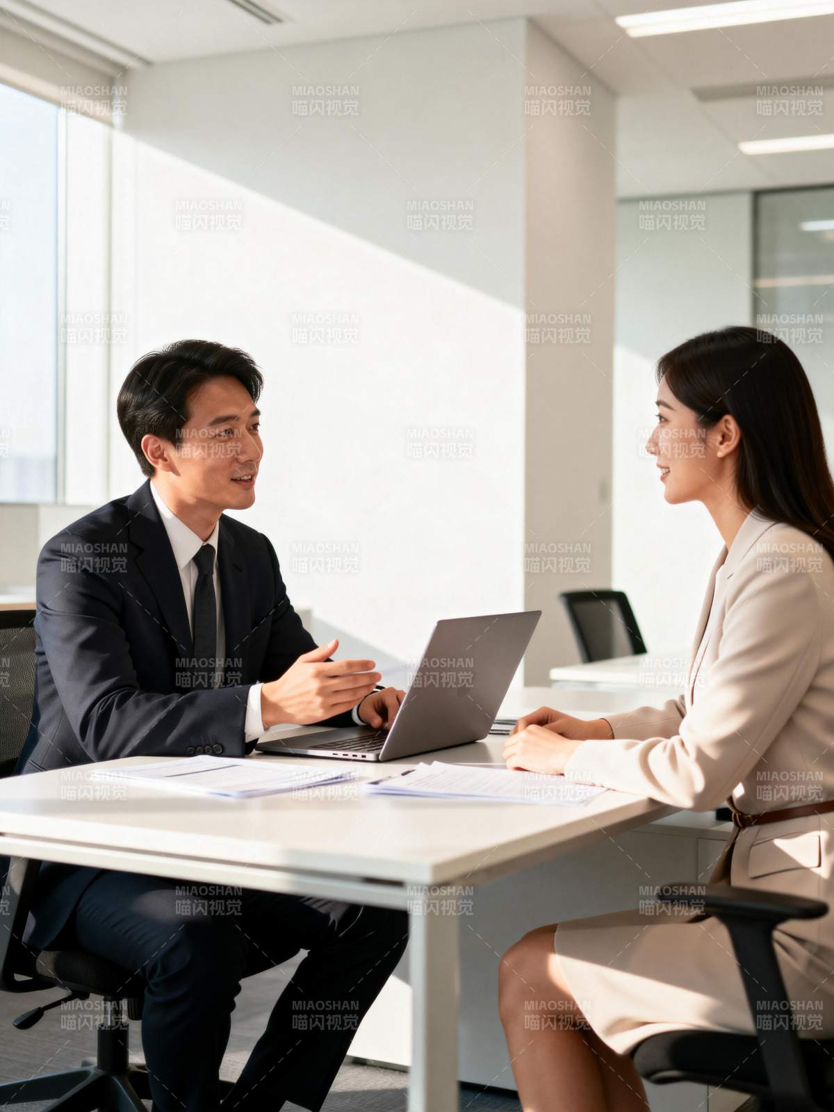 商务洽谈场景图片