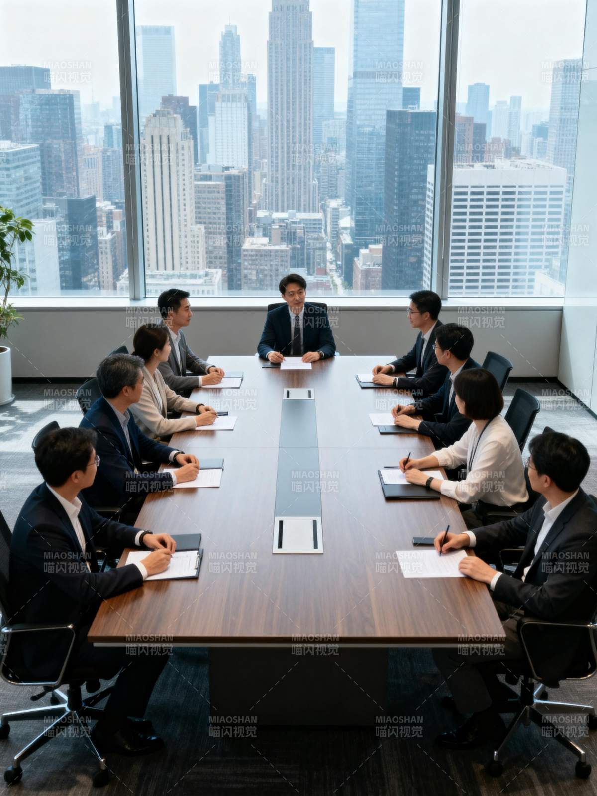 高层会议商讨中图片