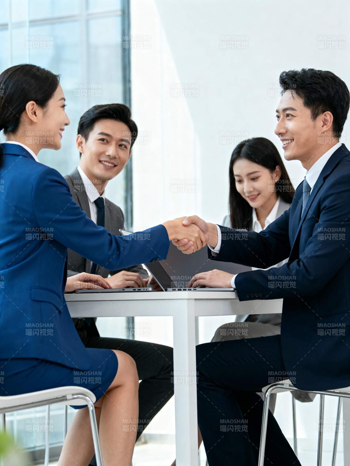 商务握手合作瞬间图片
