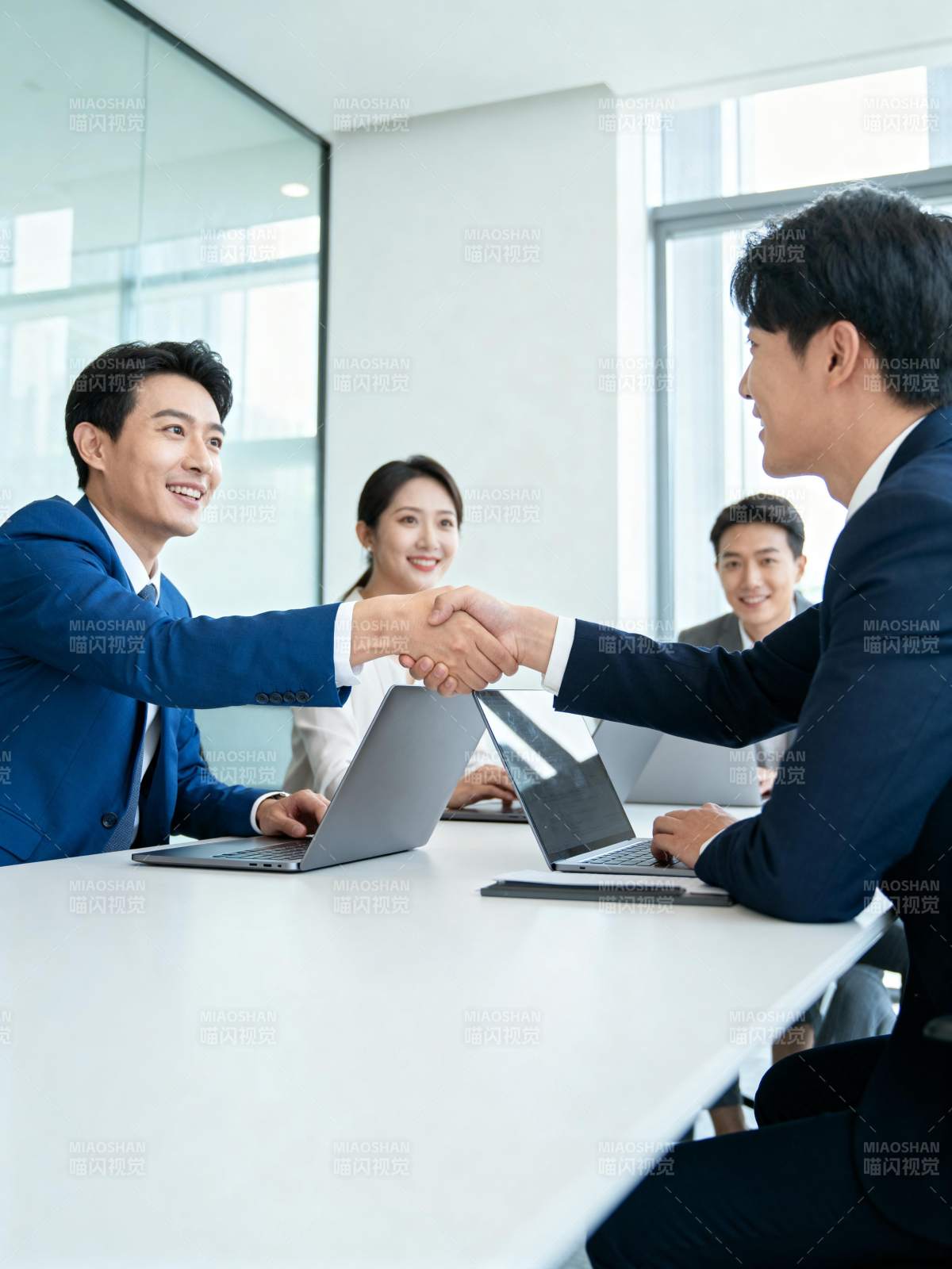 商务握手合作成功图片