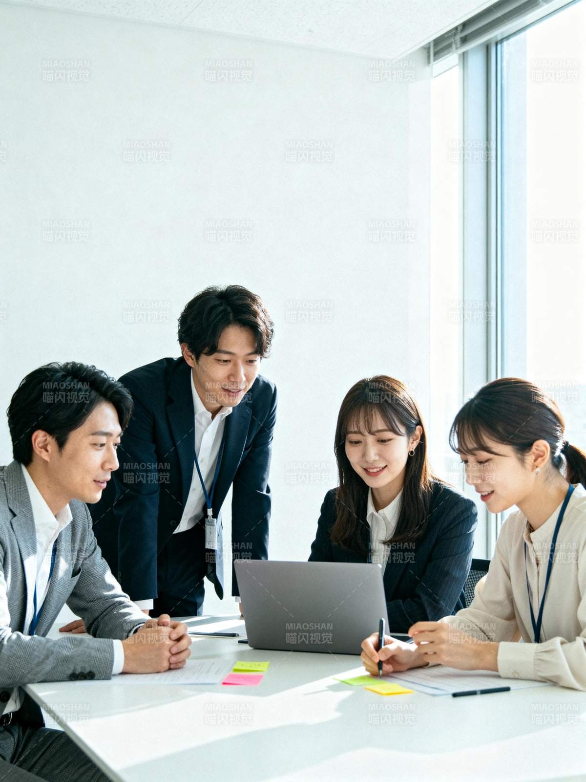 团队协作办公场景图片