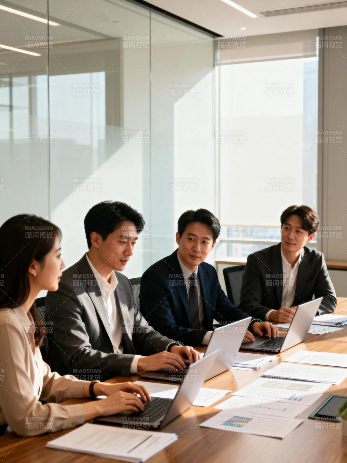 商务会议讨论中图片